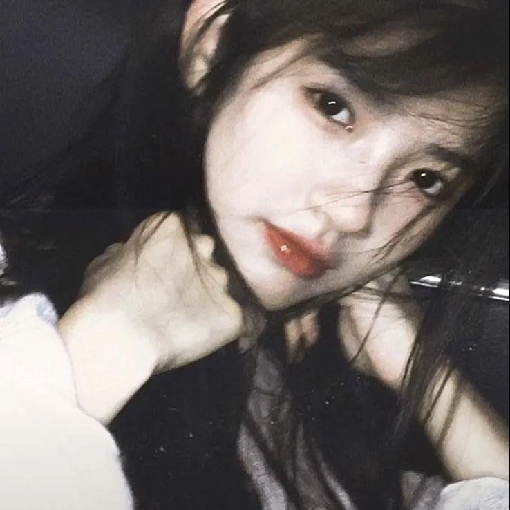 穿黄睡衣的女孩